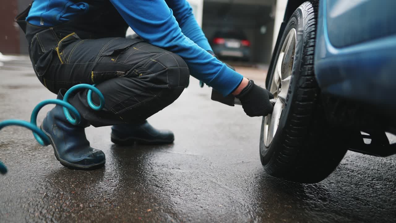mecánico inflando un neumático de coche