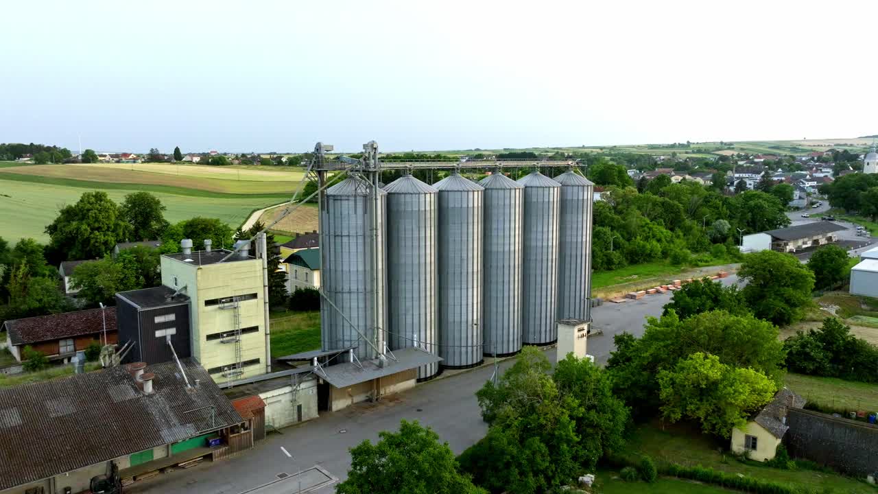 silos agrícolas con ascensor de almacenamiento de granos. aproximación aérea