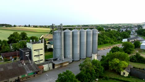 Landwirtschaftliche-Silos-Mit-Getreidelageraufzug.-Luftanflug