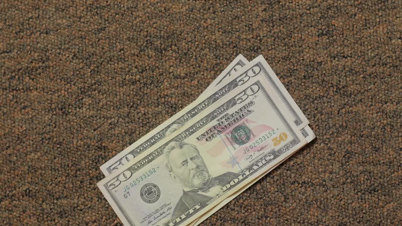 Conteggio pile di dollari