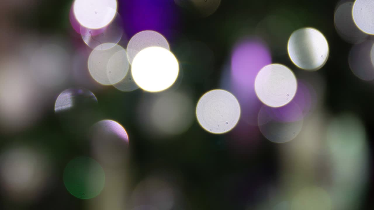 efecto de luz borrosa púrpura y plateada