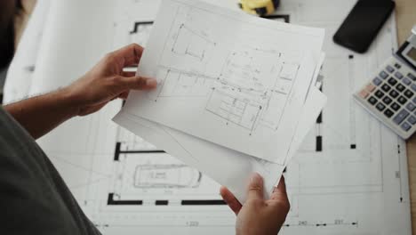 video de mano del arquitecto revisando diseños de muebles de cocina