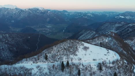 Vista-Aérea-De-La-Cuenca-De-Tolmin-Antes-Del-Atardecer-En-Un-Día-Claro-Y-Frío-De-Invierno