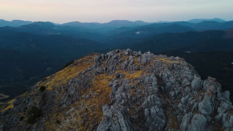 Un-Dron-Empuja-Sobre-Un-Pico-De-Piedra-Gris-En-El-Pico-De-Los-Reales,-Estepona,-España