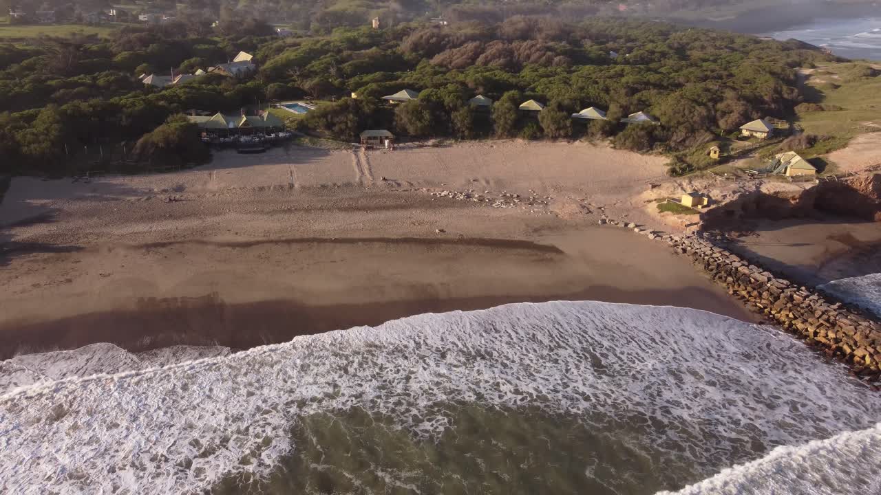 olas rompiendo en la playa luna roja, chapadmalal en argentina