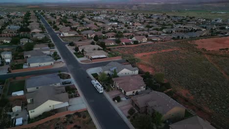 Washington-County,-Utah,-USA-–-Atemberaubende-Aussicht-Auf-Hurricane-City-In-Der-Abenddämmerung-–-Drohne-Fliegt-Vorwärts