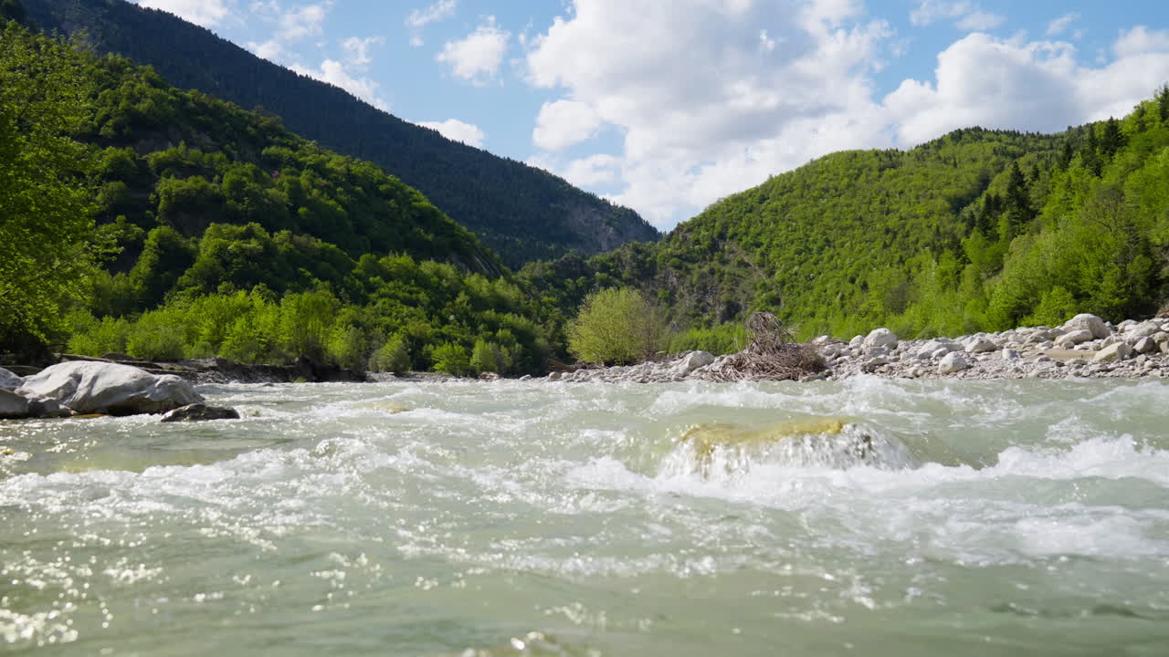 agua de manantial de río de montaña fluye a través de las colinas en cámara lenta paisajes de montaña fondos de bosque panorámica derecha río achelous grecia