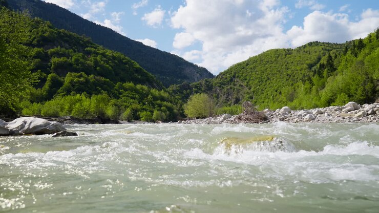 Eau de rivière de montagne coulant à travers les collines, ralenti, paysages de montagne, arrière-plans forestiers, panoramique vers la droite, Rivière Achéloos, Grèce