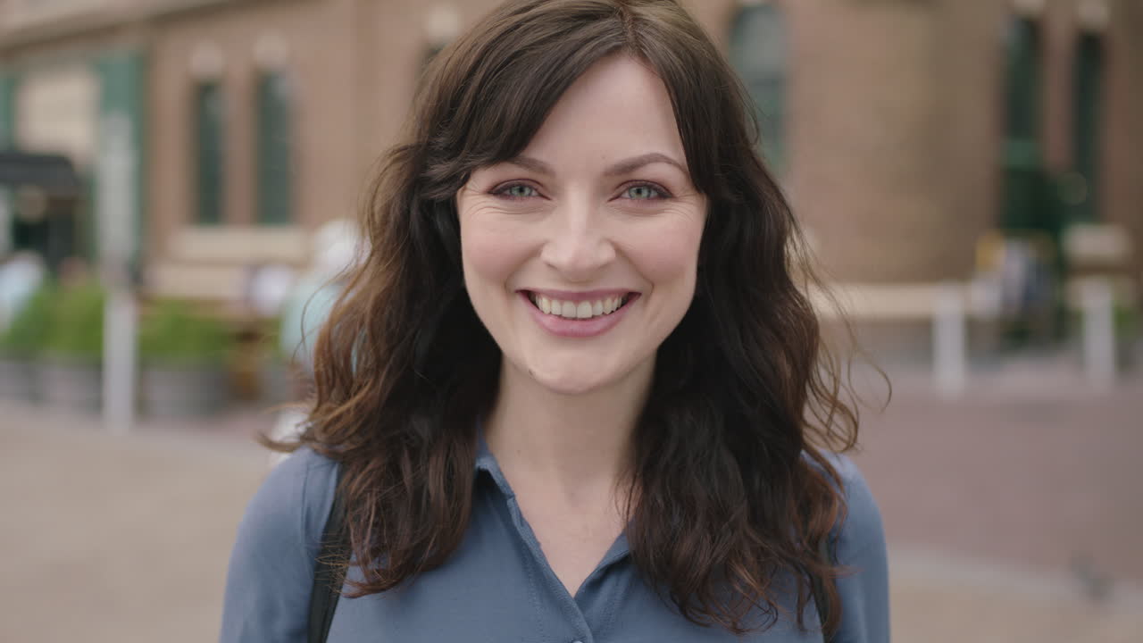 retrato de una mujer encantadora, elegante e independiente sonriendo feliz y confiada en la acera urbana