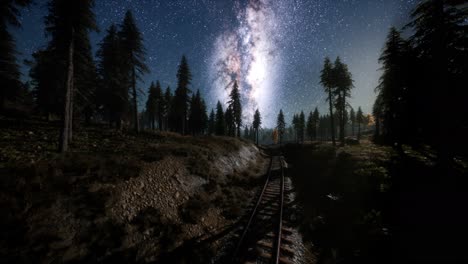 la vía láctea por encima del ferrocarril y el bosque