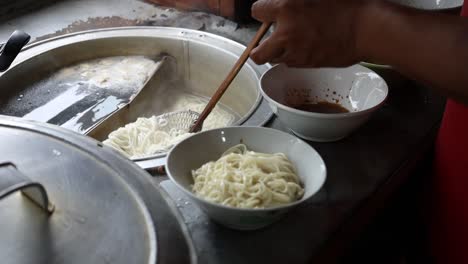 preparando fideos con pollo