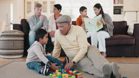 familia, bloques de construcción y un abuelo jugando