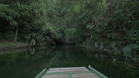 barco moviéndose a la cueva cárstica en trang un vietnam