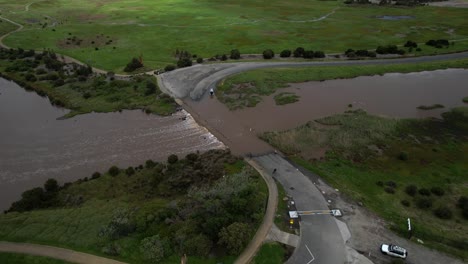 órbita-Aérea-Inundación-Del-Río-Carretera-Parando-El-Tráfico,-Altona-Melbourne