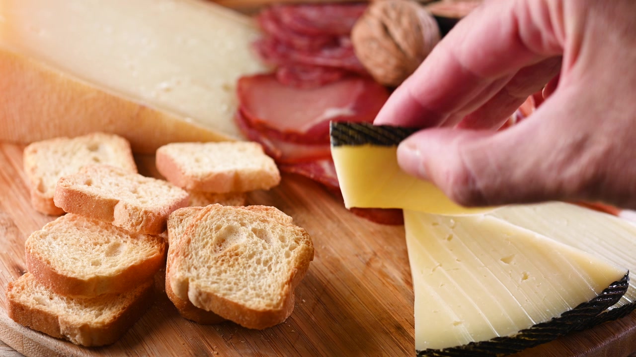 Tagliere di salumi e formaggi con formaggio, uva e fichi.