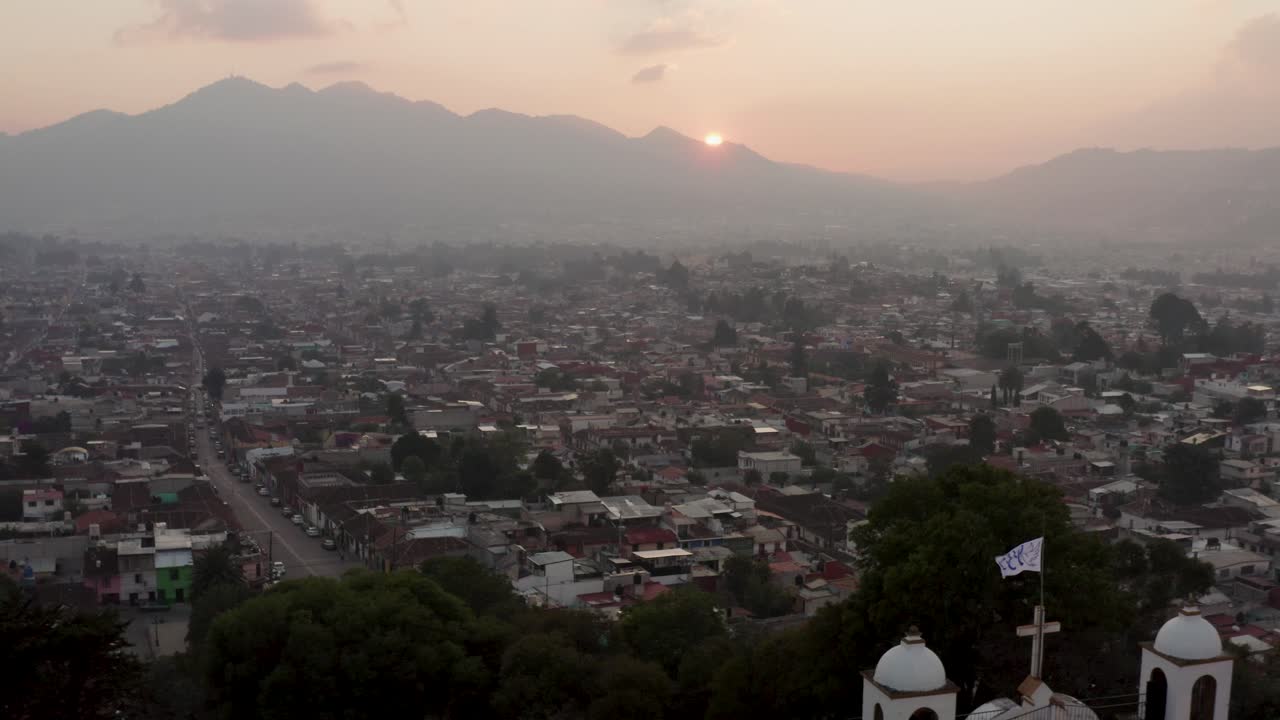 antena pasando por la iglesia de guadalupe durante la puesta de sol, san cristobal de las casas, chiapas, mexico