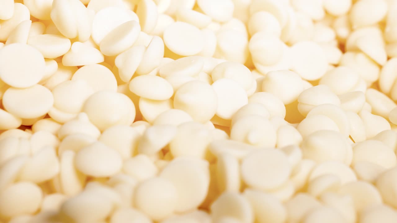 vista de cerca de las fichas de chocolate blanco