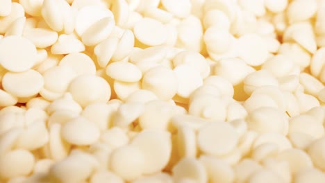 vista de cerca de las fichas de chocolate blanco
