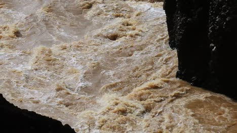 imágenes de agua que fluye del río