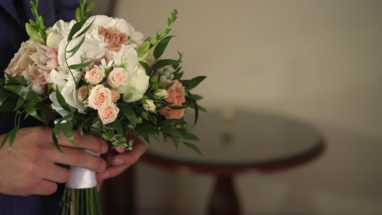 lo sposo dà alla sposa un bouquet di nozze 02