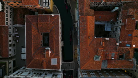 Vista-De-Pájaro-Sobre-Los-Tejados-De-La-Ciudad-Italiana-De-Venecia---Disparo-De-Drones