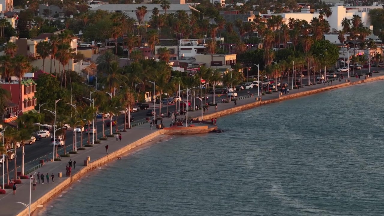 Vista aérea del Malecón en La Paz, Baja California Sur, México durante la hora dorada