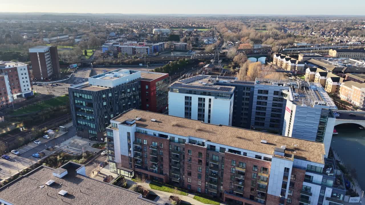 Các căn hộ mới ở Peterborough, Vương quốc Anh, cảnh quay từ trên không bằng máy bay không người lái