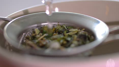 primer plano de verter té de hierbas orgánicas naturales