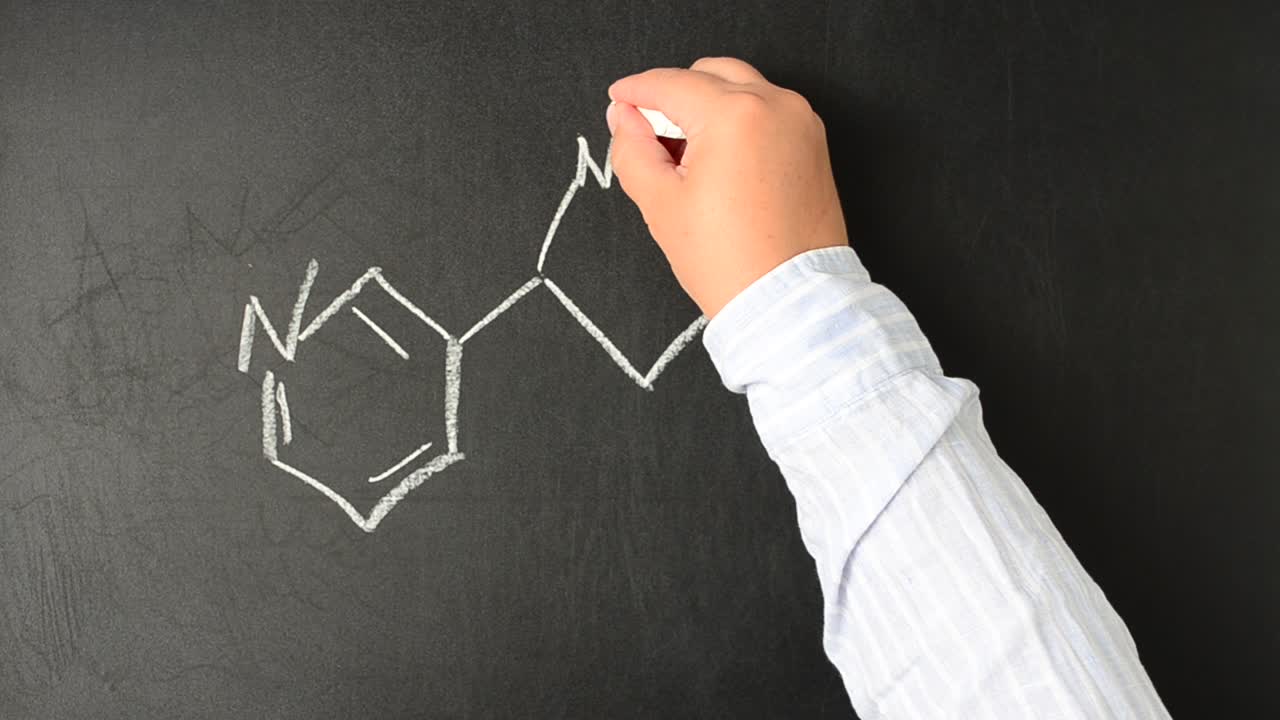 Formula chimica della nicotina. Scriviamo con il gesso su una lavagna