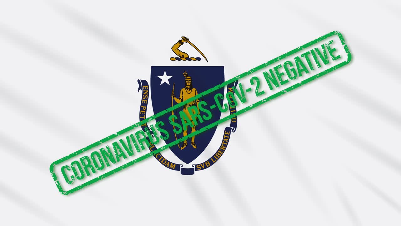massachusetts estado de los estados unidos ondeando bandera con sello verde de libertad de coronavirus, bucle