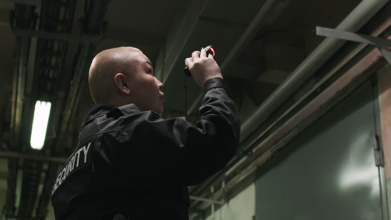 guardia de seguridad femenina con linterna