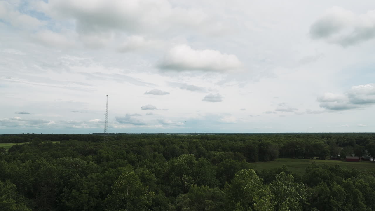 torre de transmisión sobre un denso matorral cerca de lamar, condado de barton, missouri, estados unidos