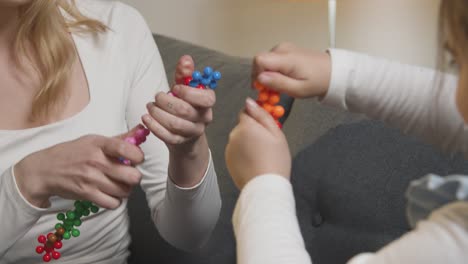 Mädchen-Im-ASD-Spektrum-Wird-Zu-Hause-Von-Einer-Lehrerin-Oder-Einem-Pädagogischen-Psychologen-Unterstützt-Oder-Beurteilt-7