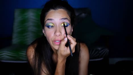 blogger de video que aplica el eyeshdow 4k
