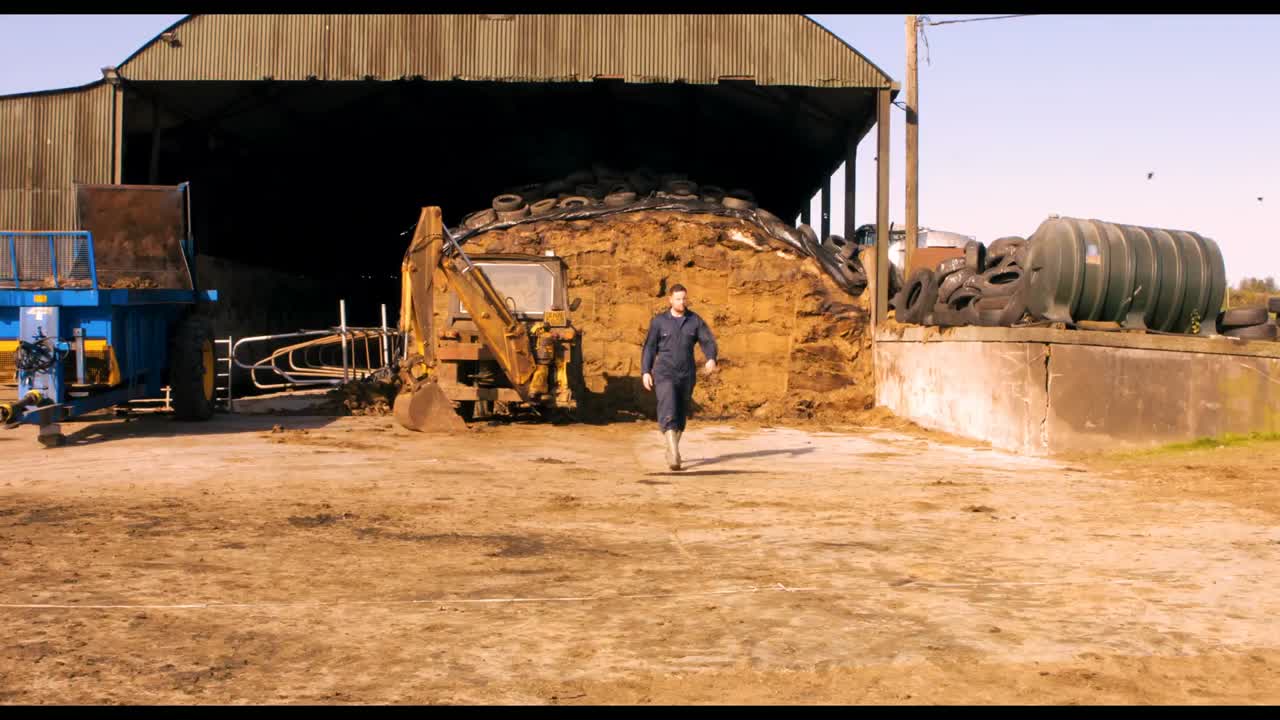 el ganadero caminando