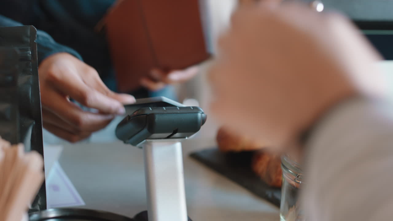 cerca del cliente pagando con tarjeta de crédito pago sin contacto gastando dinero en un café con servicio de transacción digital