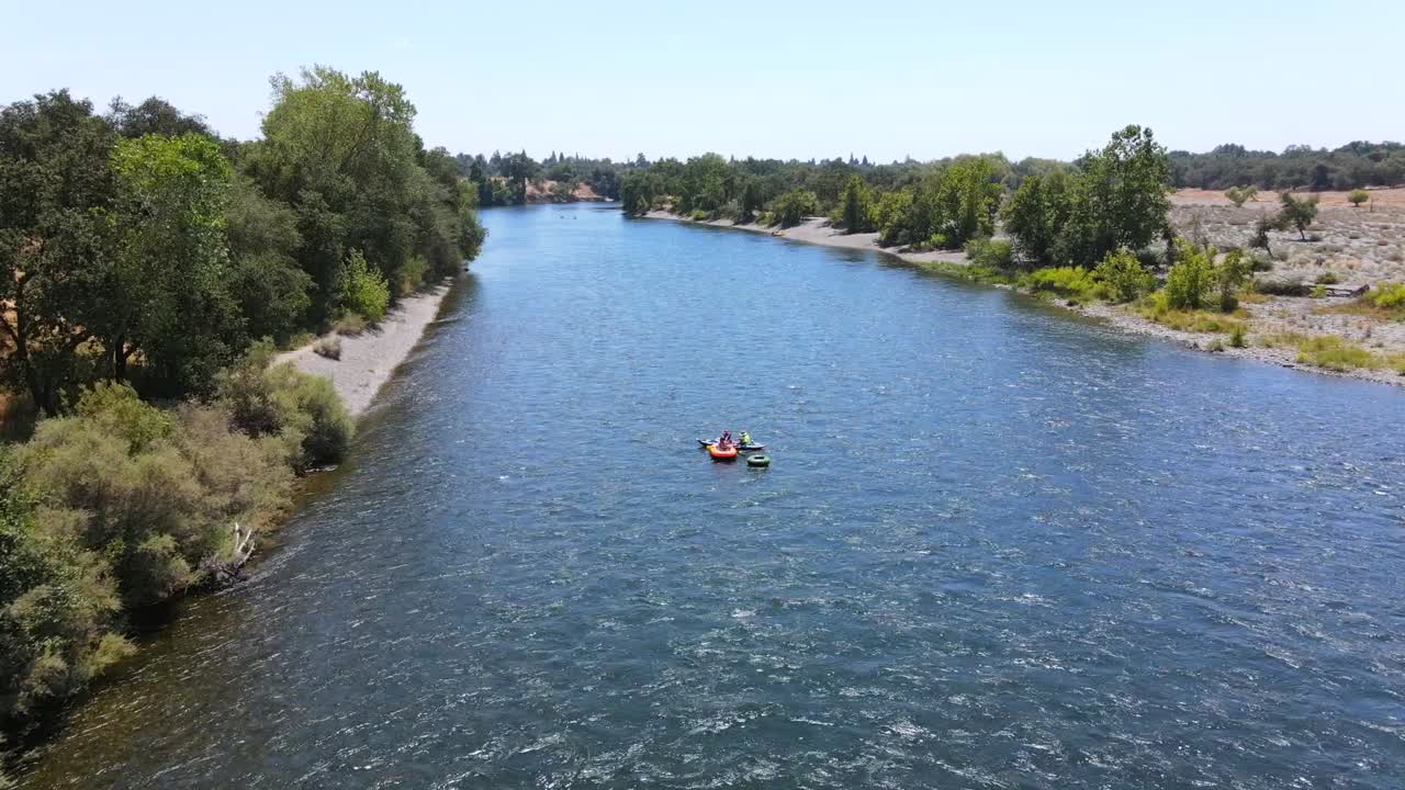 Ripresa aerea di persone che navigano su moto d'acqua gonfiabili personali e kayak sul fiume American a Sacramento, California 2
