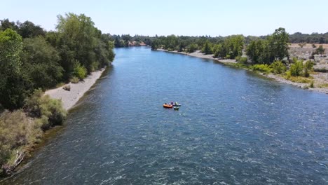 Luftaufnahme-Von-Menschen,-Die-Auf-Dem-American-River-In-Sacramento-California-2-Aufblasbare-Wasserfahrzeuge-Und-Kajaks-Fahren