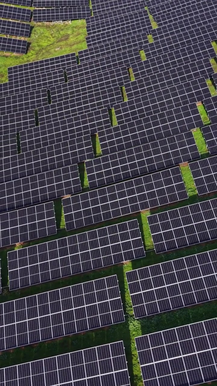 I pannelli solari coprono una vasta area di terreno in un campo di energia rinnovabile