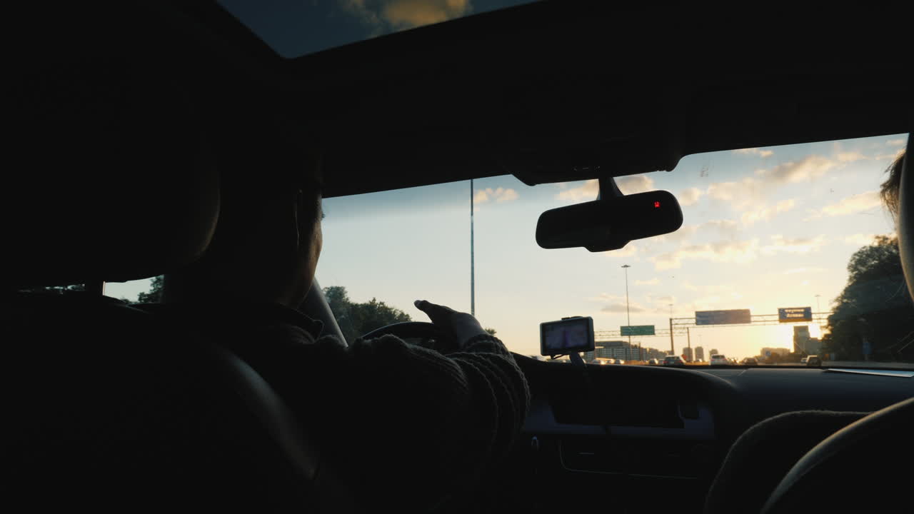 일몰에서 운전하는 커플