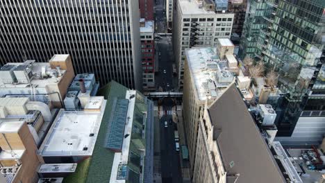 Luftaufnahme-Abseits-Vom-Verkehr-Und-Hochhaus-In-Chicago,-USA---Rückwärts,-Neigung,-Drohnenaufnahme