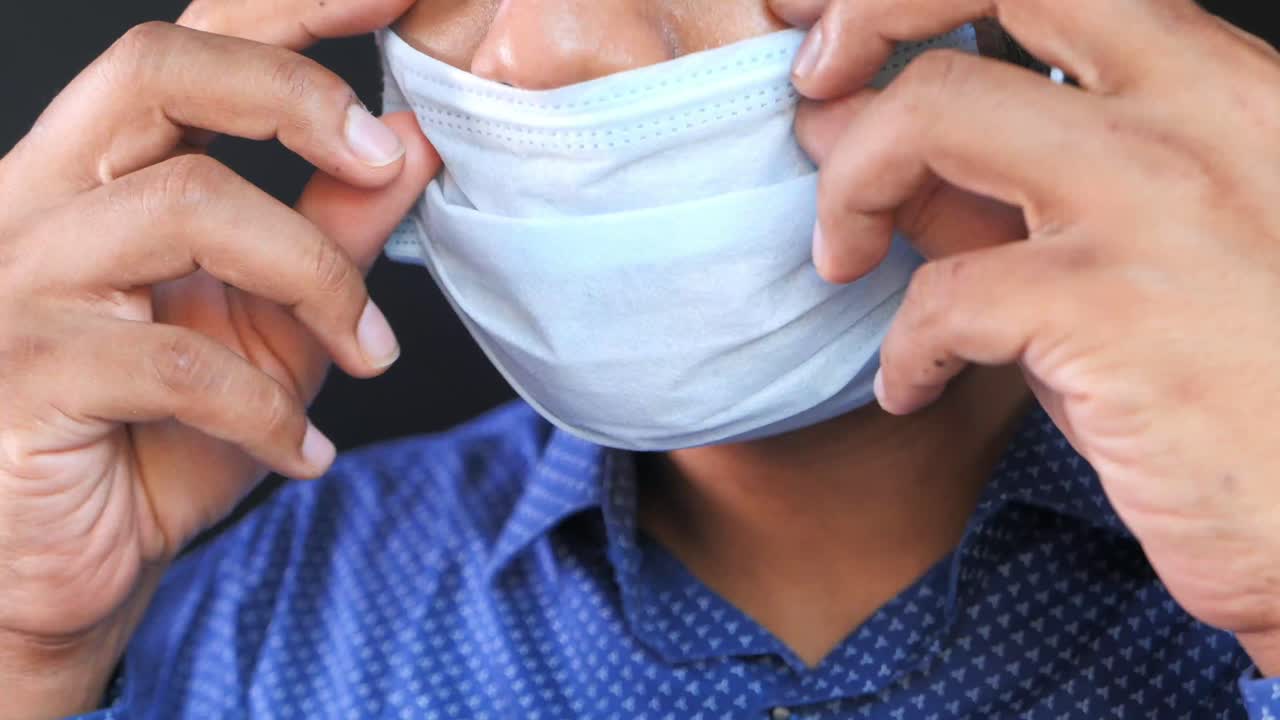 얼굴 마스크를 착용하는 남자