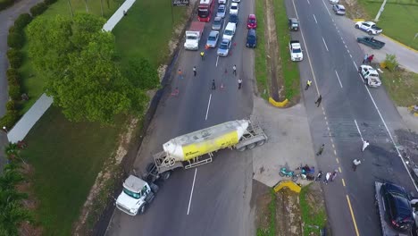 vista aérea de un camión, dejando una escena de accidente de tráfico - seguimiento, pan, disparo de drones