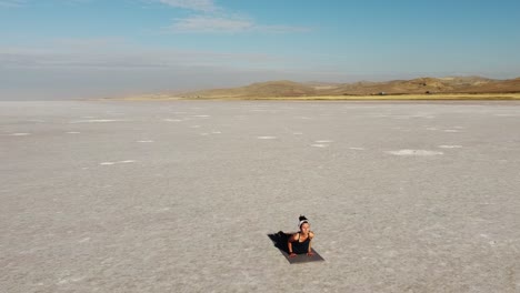 Yogalehrerin,-Die-In-Der-Haltung-Eines-Nach-Oben-Gerichteten-Hundes-Steht