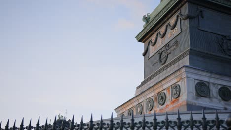 Nahaufnahme-Der-Juli-Säule-Mit-Details-Zum-Blauen-Himmel-Im-Hintergrund-In-Paris,-Frankreich