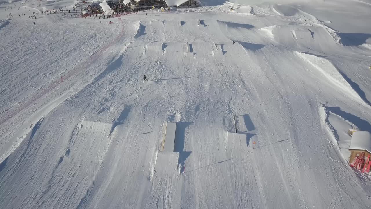 스노우파크 위의 슬로프 드론 공중 전망 - 겨울 익스트림 스포츠, 마돈나 디 캄피글리오, 발 렌데나, 이탈리아 알프스에 눈이 내리는 백운석 알프스
