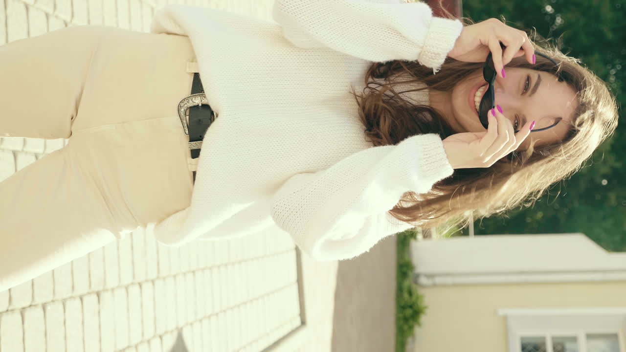 유행 의 옷 을 입은 세련 된 여자