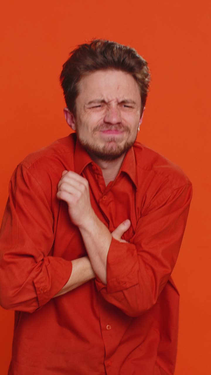 estresado joven enfermo sufre de tensión sosteniendo el pecho con dolor de corazón ataque riesgo de derrame cerebral