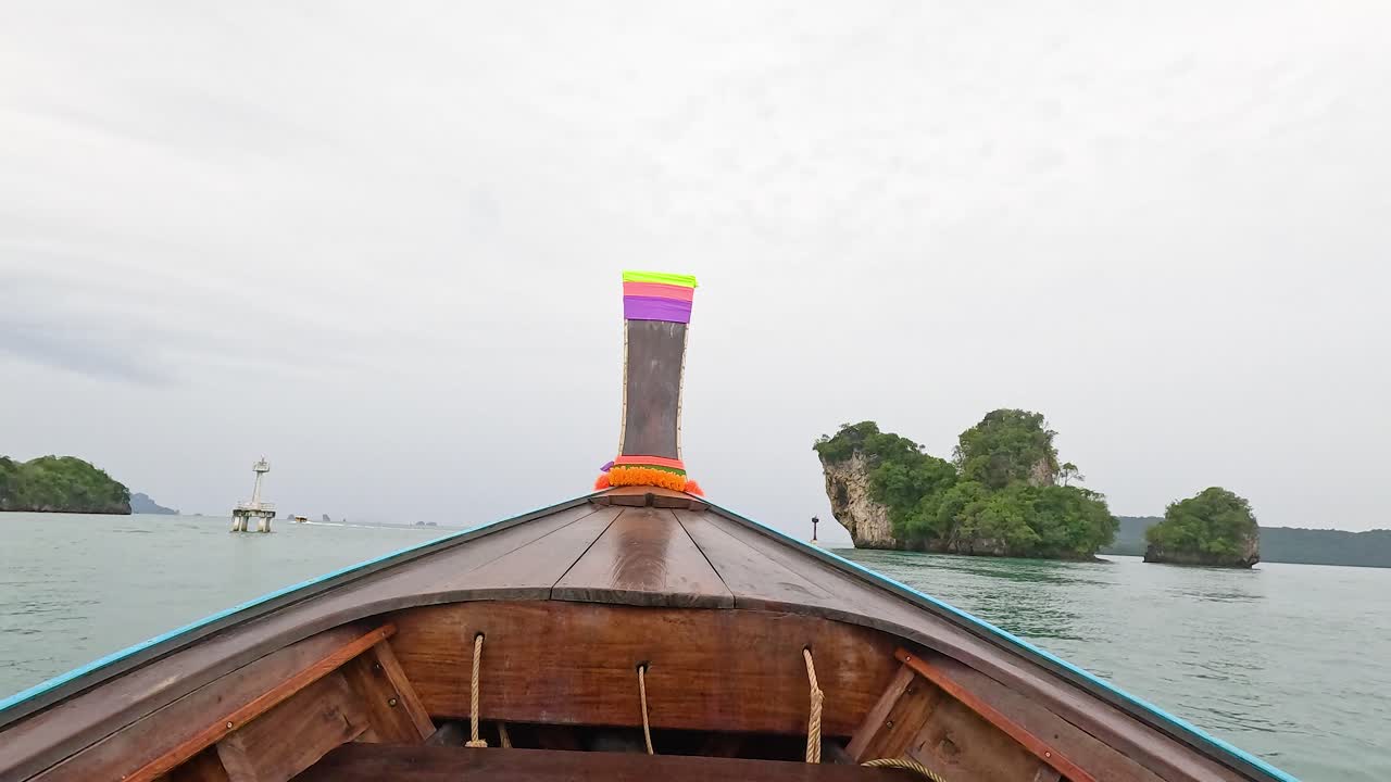 barco viaja a través de paisajes oceánicos e islas