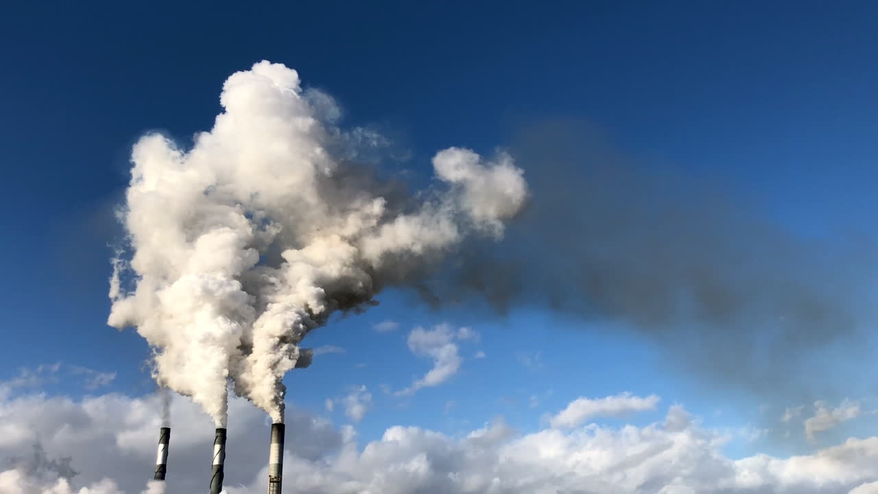 푸른 하늘에 대 한 산업 공장 연기 스택 파이프에서 쏟아지는 두꺼운 흰 연기